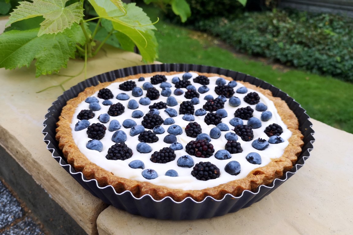 Sezonowa tarta z ostrężynami i borówkami