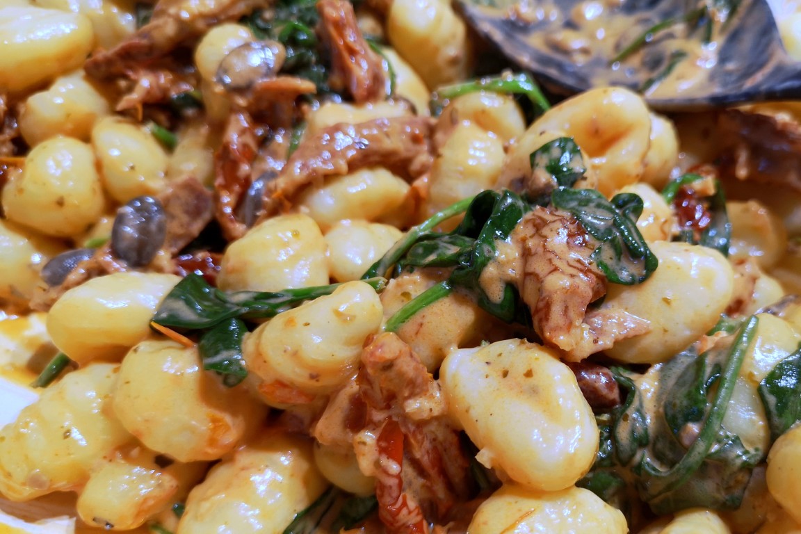 Gnocchi w sosie pomidorowo-szpinakowym