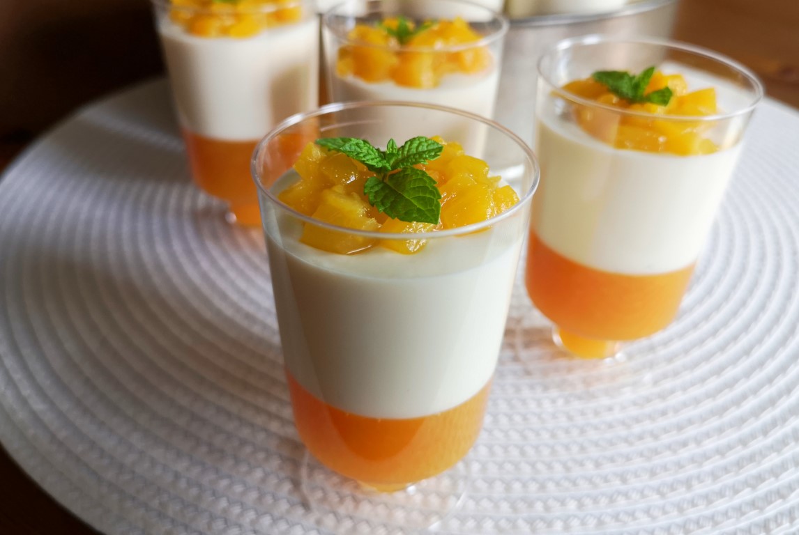 Panna cotta z białą czekoladą i brzoskwiniami