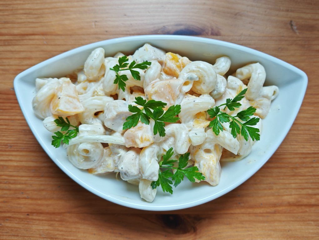 Makaronowa sałatka z kurczakiem i brzoskwiniami